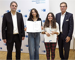 v. l. n. R.: Alexander Ruderisch (AGROLAB Bildungsakademie), Julia Meyer (AGROLAB Labor GmbH), Kammerbeste Simone Gottschalk, IHK-Vizepräsident Hans Graf