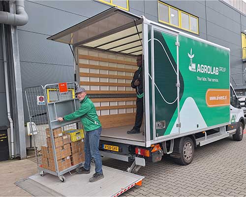 Proben werden in einen Lieferwagen geladen