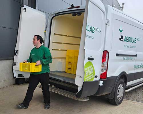 Proben werden abgeladen und ins Labor gebracht