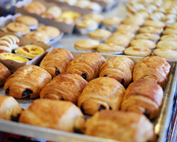 https://pixabay.com/es/photos/panes-pasteles-croissants-1867459/