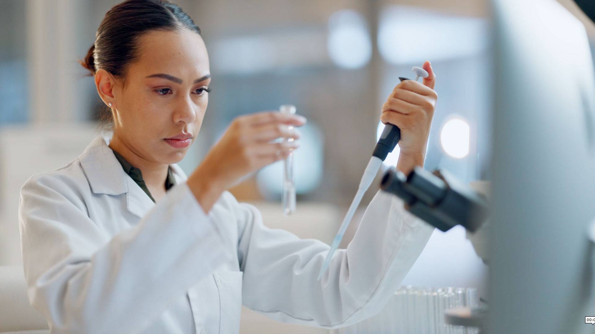 Frau mit Pipette Frau mit Pipette